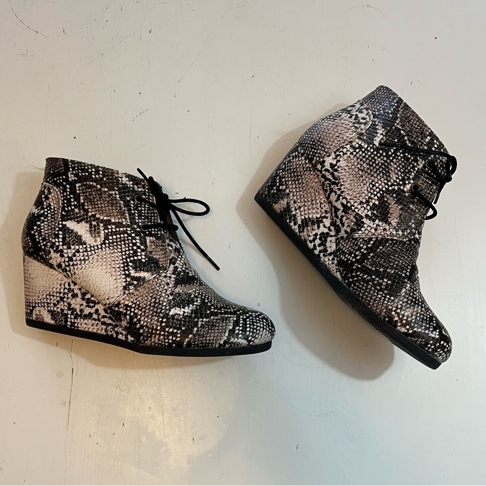Pierre Dumas NWOB Sabrine Faux Snake Skin Print Wedge Lace Up Booties - Size 9